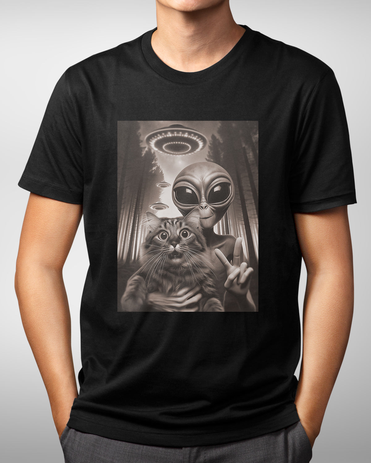 Funny Cat Selfie with Alien T-Shirt - Vintage UFO Flying Saucer Tee, Perfect Gift for Sci-Fi Lovers, Alien Invation